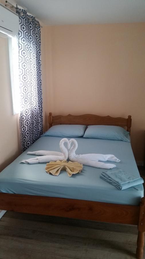 Go Slow Guesthouse Caye Caulker Bagian luar foto